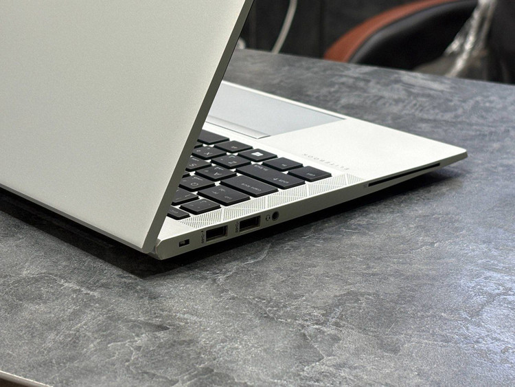 درگاههای کامل شامل Thunderbolt 4، USB، HDMI و امکانات ارتباطی حرفهای.