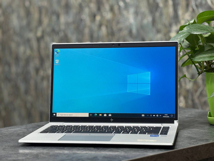 نمای روبهروی HP EliteBook 840 G8 با طراحی حرفهای و نمایشگر لمسی Full HD.
