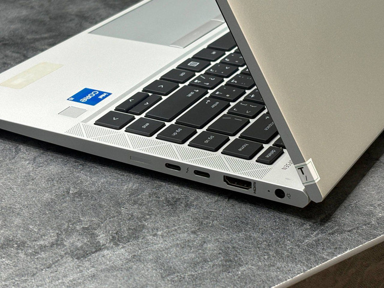 درگاههای کامل شامل Thunderbolt 4، USB، HDMI و امکانات ارتباطی حرفهای.