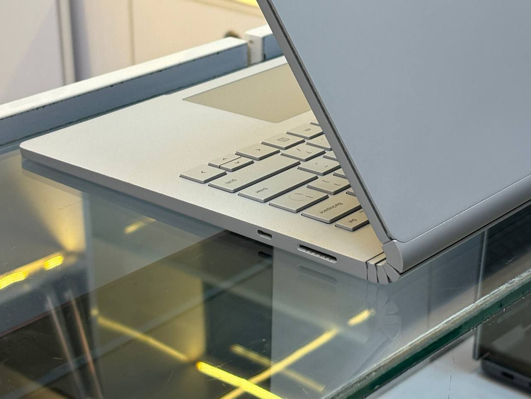نمای روبروی لپ تاپ Microsoft Surface Book 2 با نمایشگر لمسی PixelSense 13.5 اینچی و رزولوشن 3000×2000