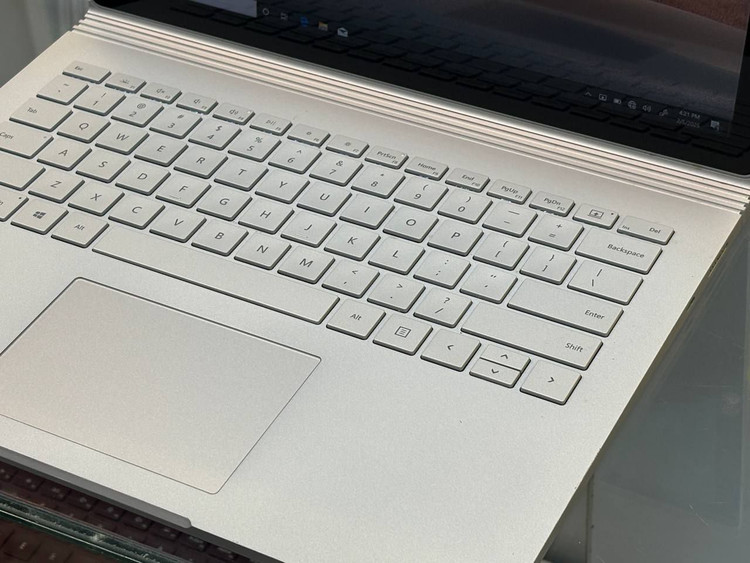 کیبورد حرفهای و تاچپد شیشهای Microsoft Surface Book 2 با طراحی پریمیوم و بدنه آلومینیومی