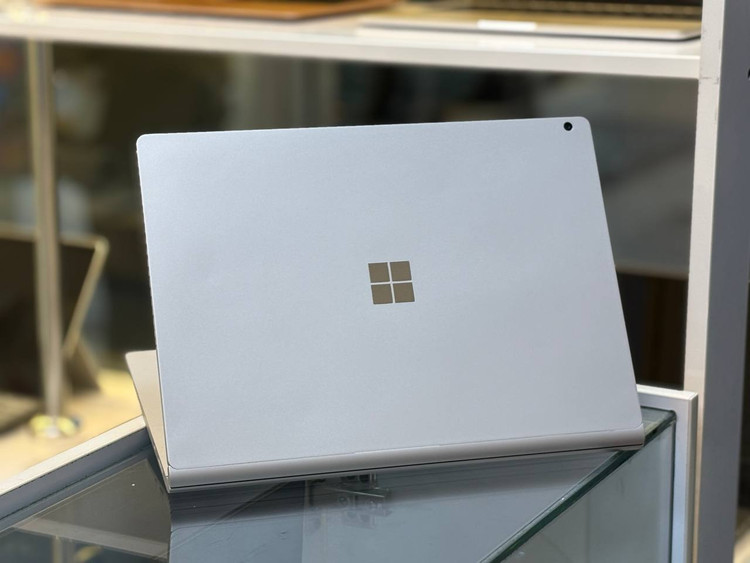 بدنه آلومینیومی سبک و طراحی لوکس Microsoft Surface Book 1 مناسب حمل روزانه