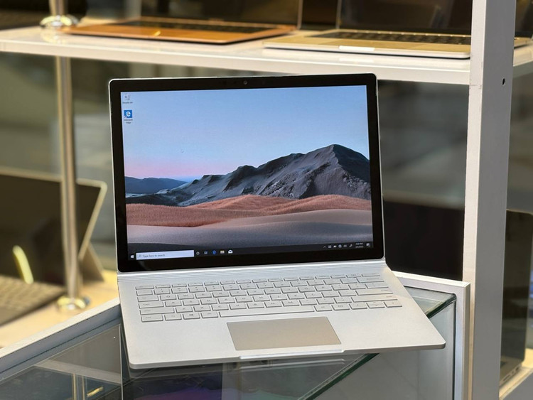 لپ تاپ استوک Microsoft Surface Book 1 با پردازنده Intel Core i5-6300U، رم 8 گیگ، حافظه 128 گیگ SSD و نمایشگر لمسی 13.5 اینچی PixelSense 3K