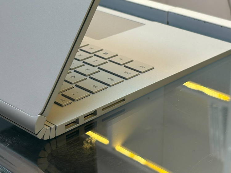 درگاههای ارتباطی و پورتهای Microsoft Surface Book 1