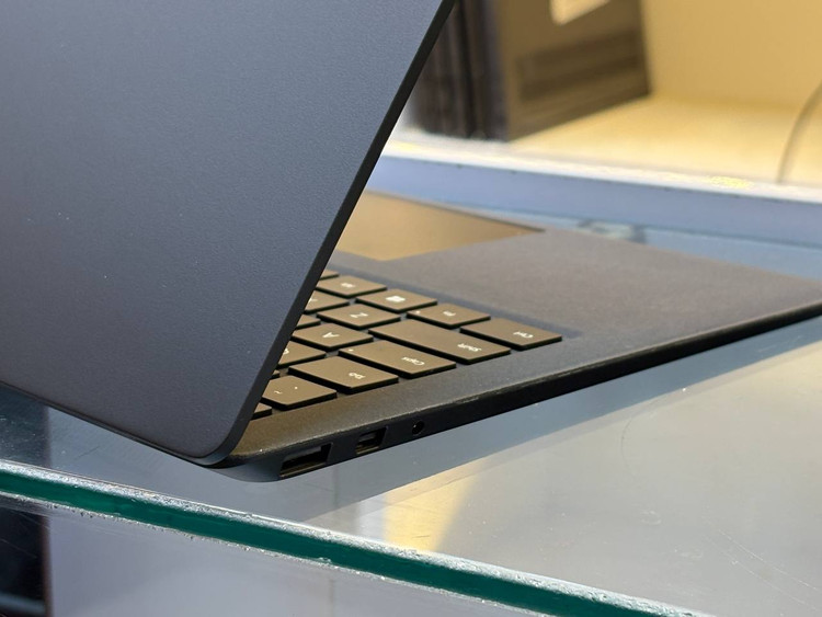 بدنه آلومینیومی سبک و طراحی باریک Microsoft Surface Laptop 2