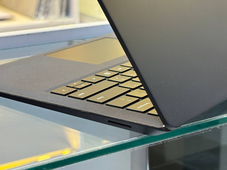 گرافیک Intel UHD Graphics 620 در Microsoft Surface Laptop 2