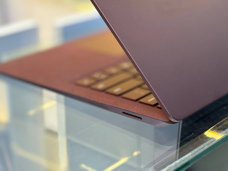 بدنه آلومینیومی سبک و طراحی باریک Microsoft Surface Laptop 1