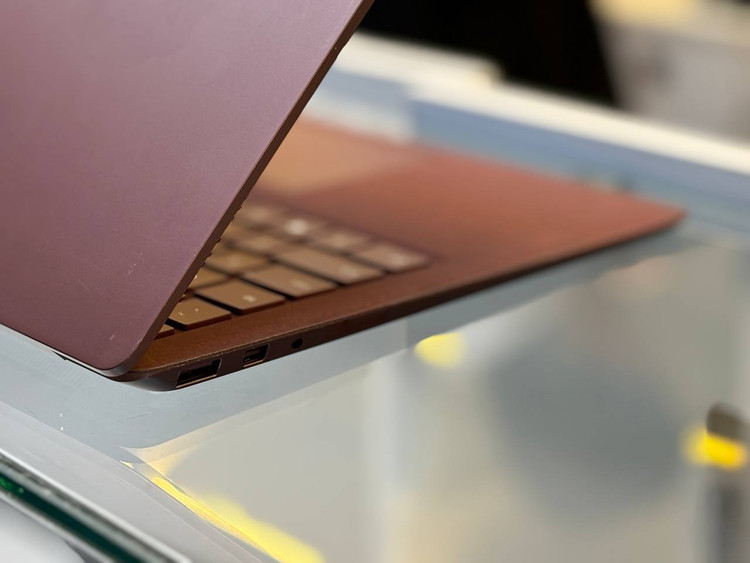 گرافیک Intel Iris Plus Graphics 640 در Microsoft Surface Laptop 1