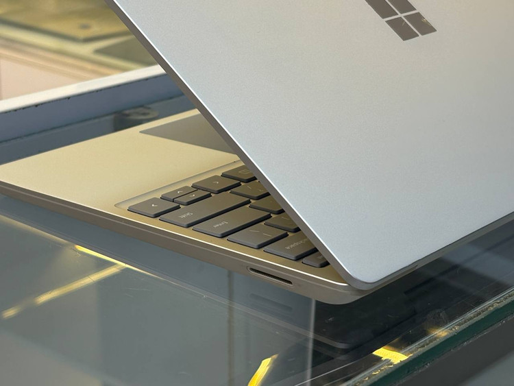پردازنده Intel Core i5-1035G1 در Microsoft Surface Laptop Go 1