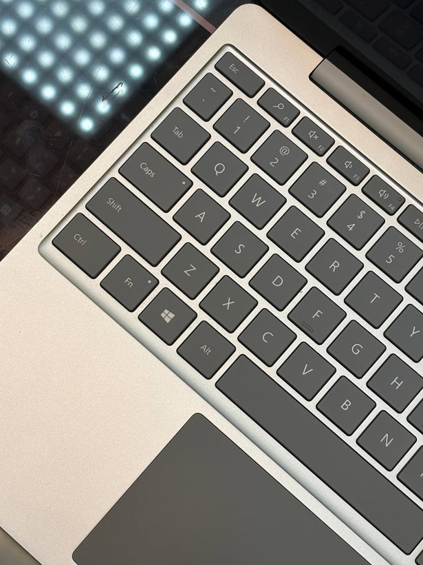 لپ تاپ استوک Microsoft Surface Laptop Go 1 با پردازنده Intel Core i5-1035G1 و نمایشگر لمسی PixelSense