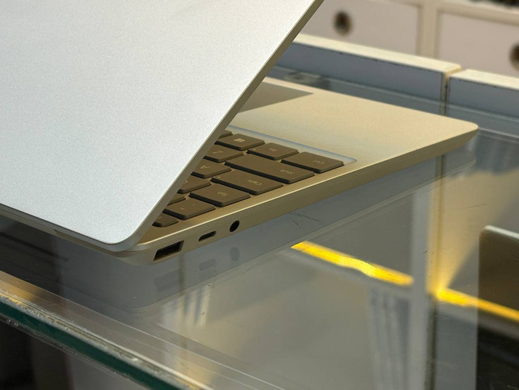 بدنه سبک و طراحی باریک Microsoft Surface Laptop Go 1