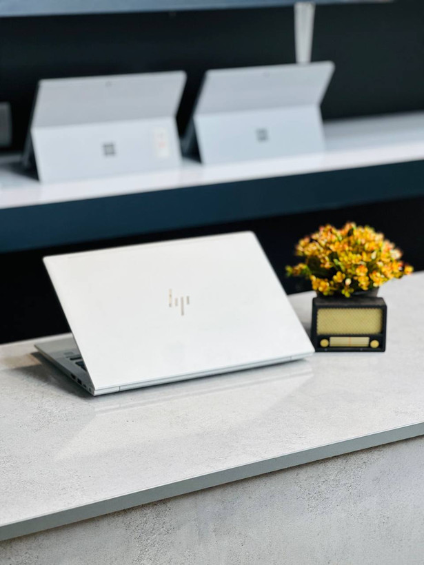 نمای پشت لپتاپ HP EliteBook 630 G10