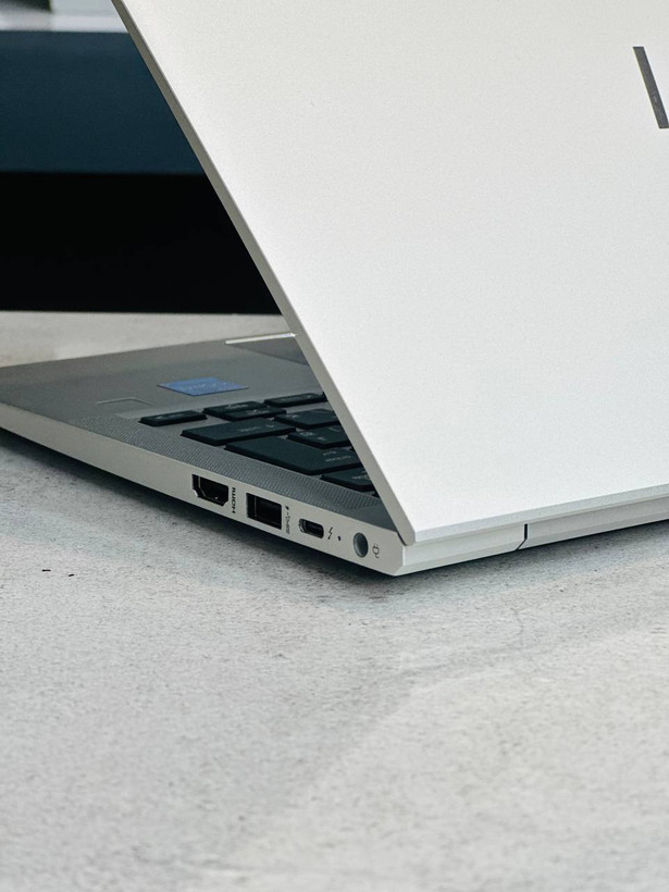 نمای درگاههای سمت راست لپتاپ HP EliteBook 630 G10