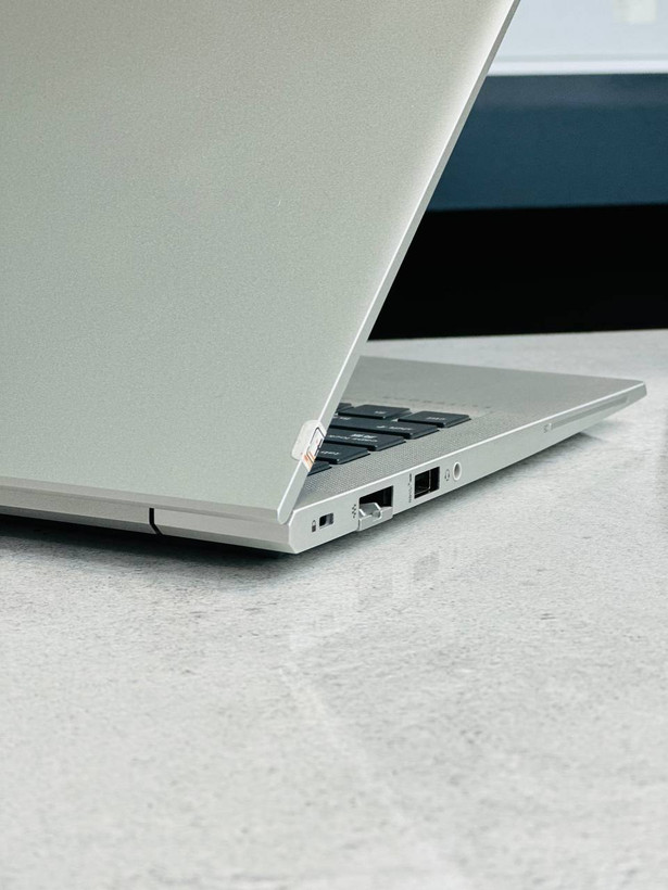 نمای درگاههای سمت چپ لپتاپ HP EliteBook 630 G10