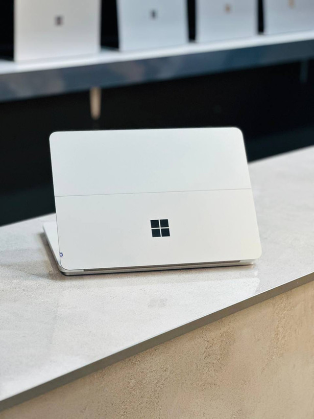 نمای کناری Microsoft Surface Laptop Studio 2 در حالت Studio