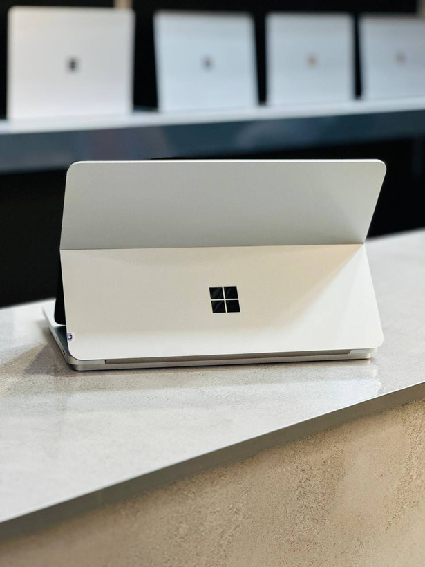 نمای کناری Microsoft Surface Laptop Studio 2 در حالت Studio
