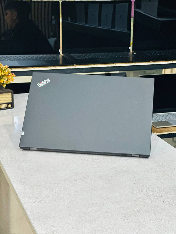 نمای پشت بدنه لپ تاپ استوک Lenovo ThinkPad T15 Gen 2
