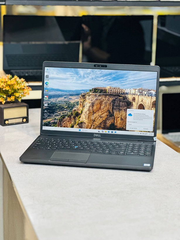 نمای جلوی لپ تاپ Dell Precision 3541 با نمایشگر 15.6 اینچ FHD