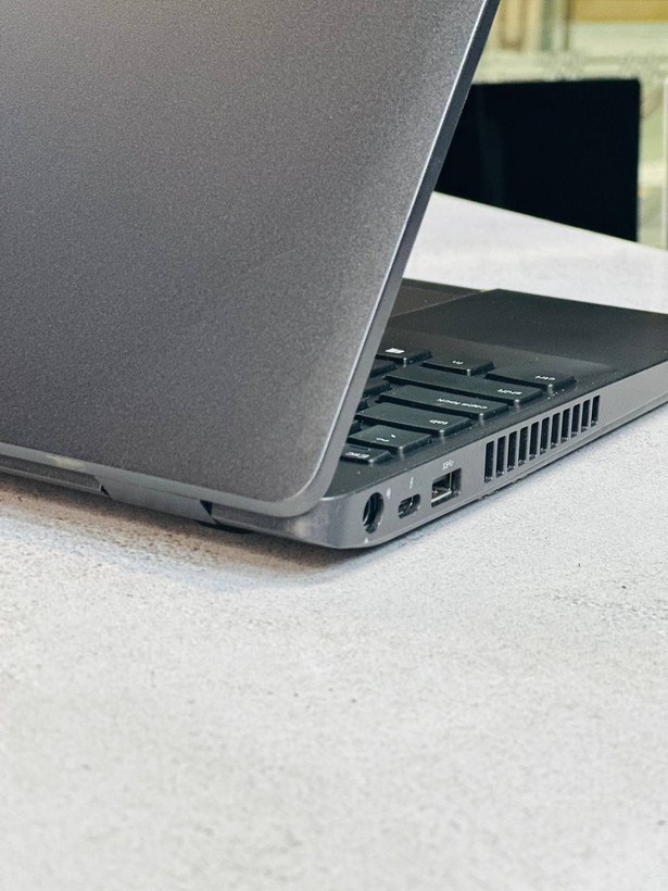 درگاههای سمت راست لپ تاپ Dell Precision 3541