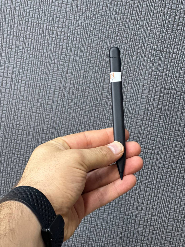 نمای پشت و روی Microsoft Surface Slim Pen 2