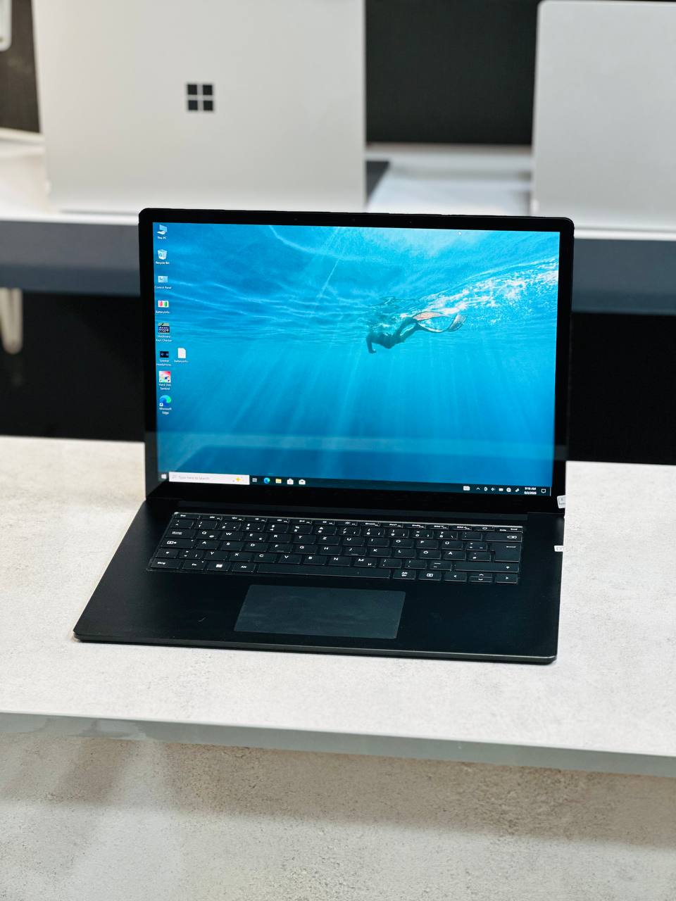 نمای روبرو لپ تاپ مایکروسافت Surface Laptop 5