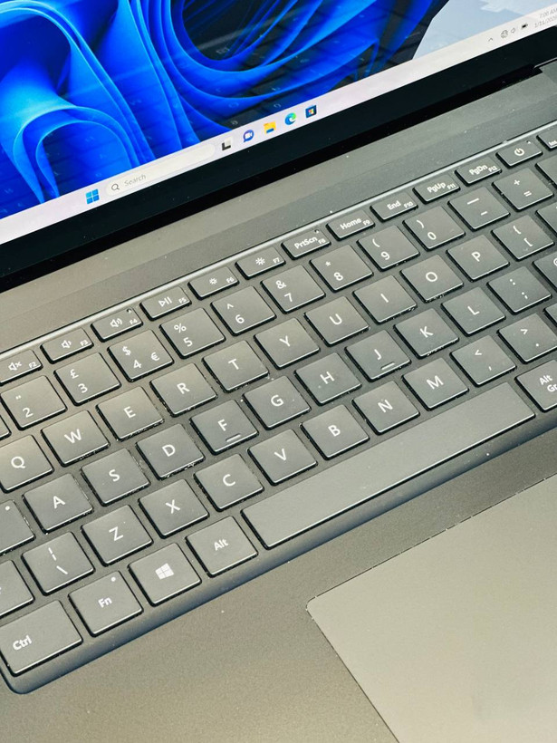 کیبورد ارگونومیک و نمایشگر لمسی لپتاپ Microsoft Surface Laptop 3 – ایدهآل برای تایپ و طراحی