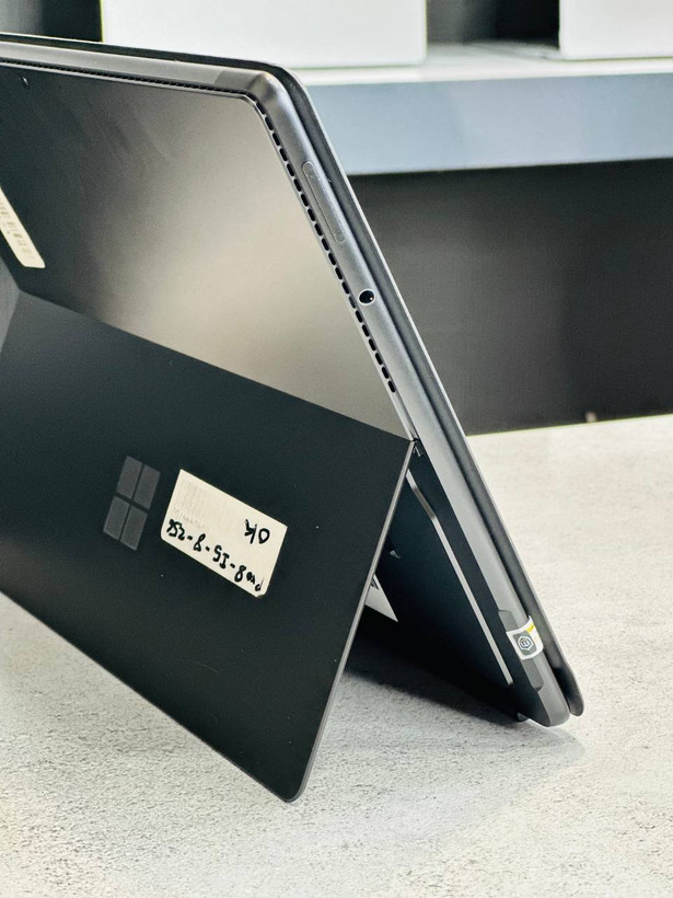 پورت های Microsoft Surface Pro 8