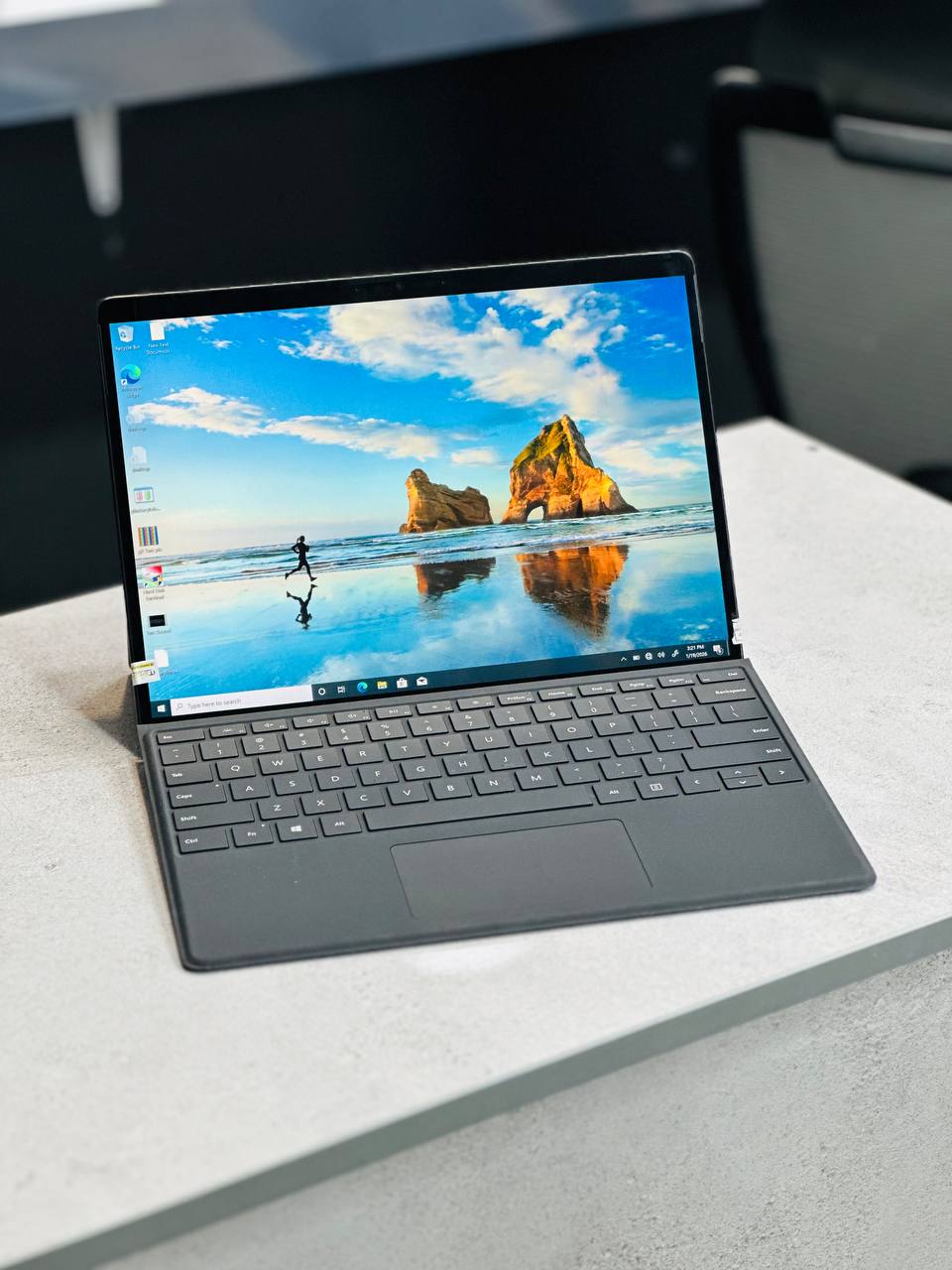 نمای جلوی Microsoft Surface Pro 8 مشکی