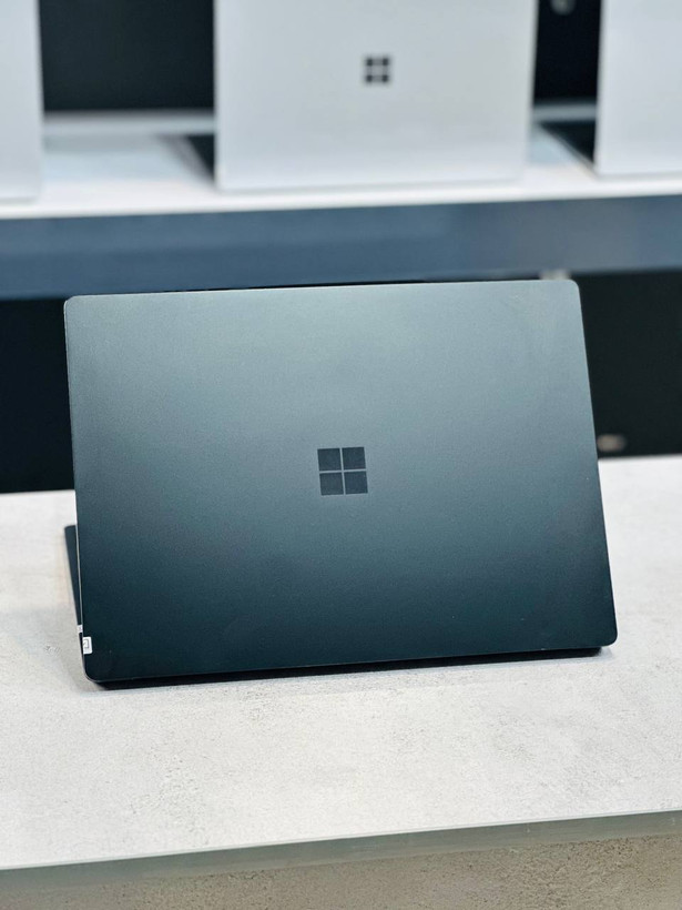 نمای پشت Microsoft Surface Laptop 3 مناسب دانشجویان، برنامه نویسان و کاربران اداری