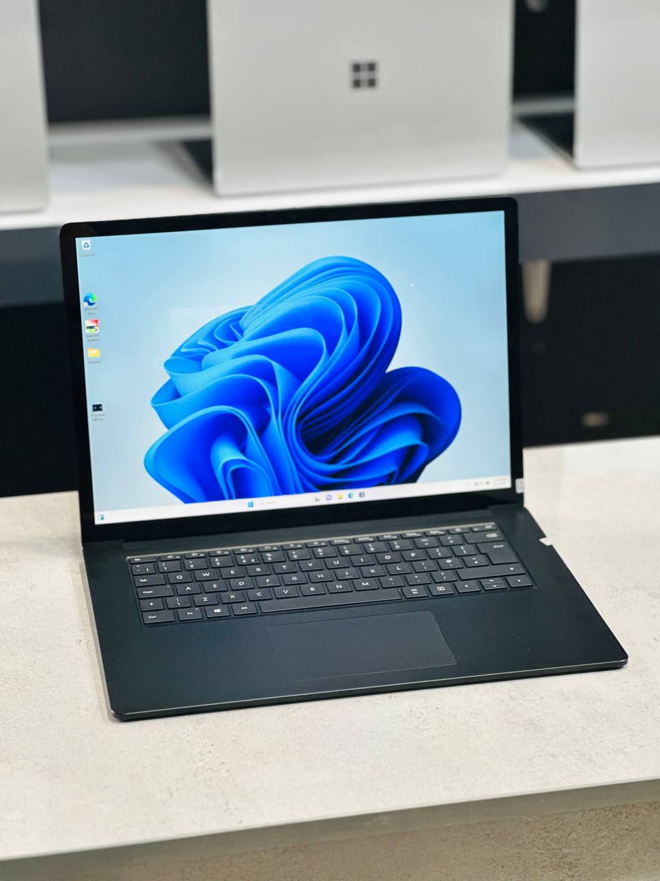 لپ تاپ استوک Microsoft Surface Laptop 3 با پردازنده Core i5-1035G7، رم 8 گیگ، حافظه 256 گیگ SSD و صفحه نمایش لمسی 15 اینچی 2K