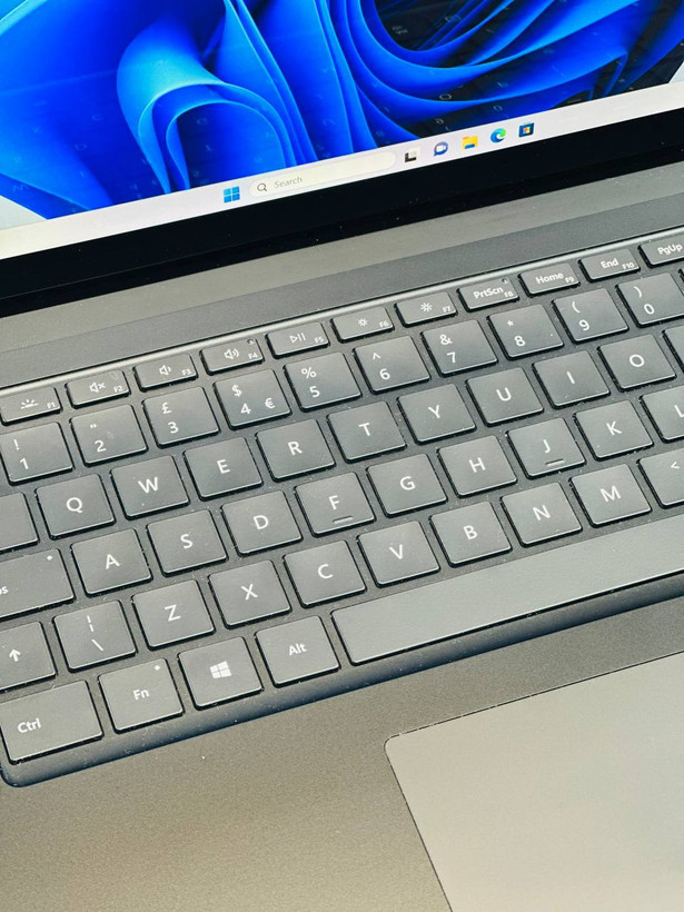 کیبورد و تاچ پد Microsoft Surface Laptop 3 با نور پس زمینه و طراحی مینیمال