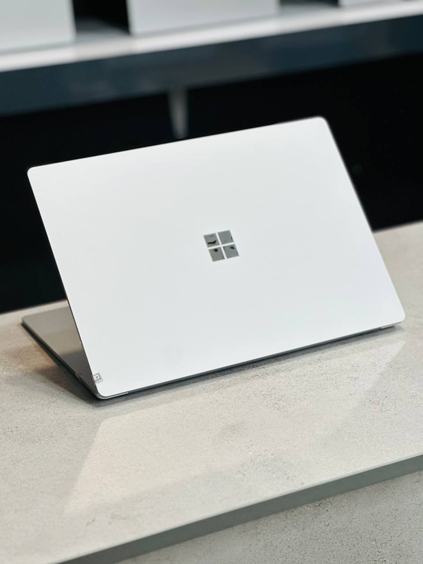 نمای پشت Microsoft Surface Laptop 3 مناسب دانشجویان، برنامه نویسان و کاربران اداری