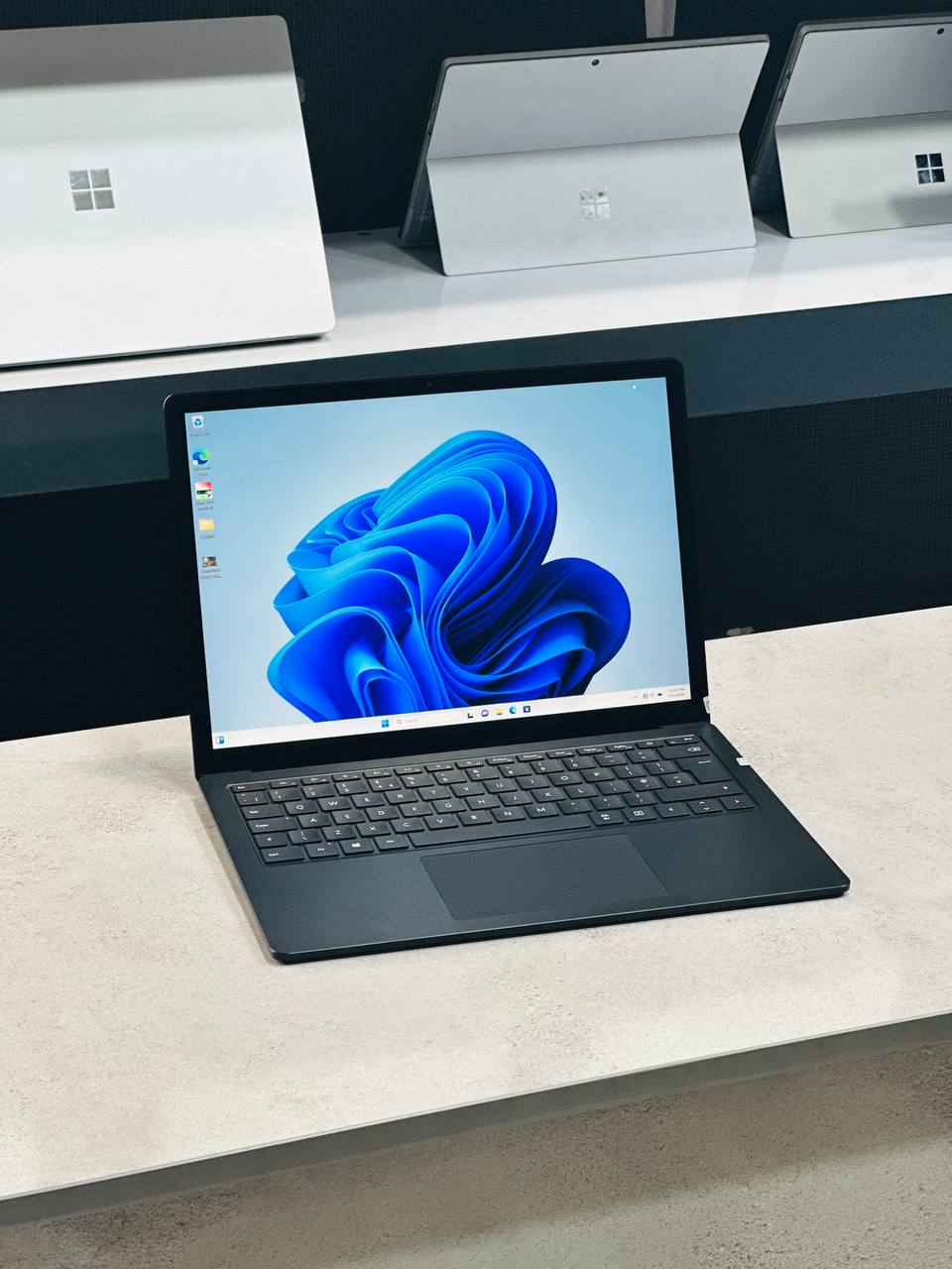 لپ‌تاپ لمسی Microsoft Surface Laptop 3 با نمایشگر 14.1 اینچی 3K، طراحی شیک و سبک، مناسب برای کارهای تجاری و طراحی