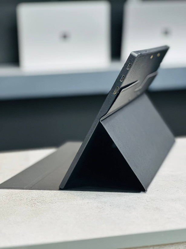نمای جانبی مانیتور قابل حمل SEA با درگاه USB-C و Mini HDMI