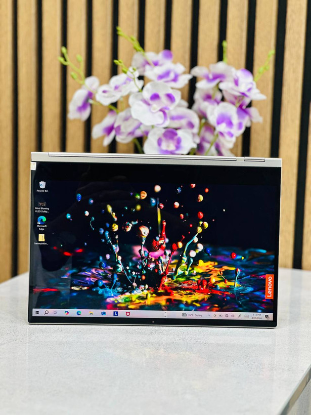 نمای کناری Lenovo Yoga C930 تبلت شو با قابلیت چرخش 360 درجه