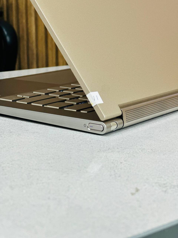 طراحی بدنه لپ تاپ استوک Lenovo Yoga C930 Grade A++++