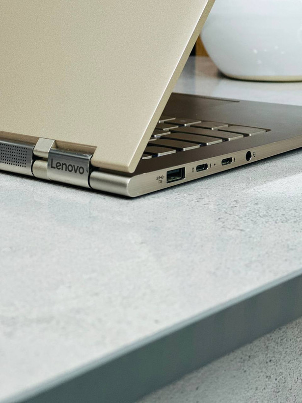 طراحی بدنه لپ تاپ استوک Lenovo Yoga C930 Grade A++++