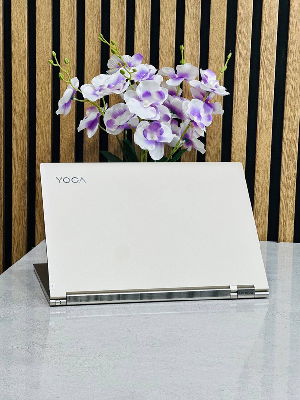 نمای پشت لپ تاپ Lenovo Yoga C930 با طراحی پریمیوم