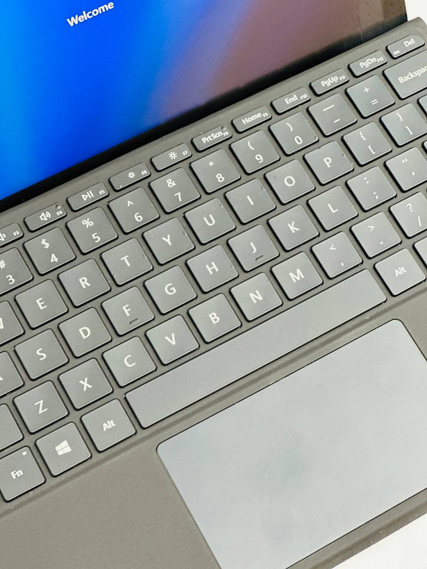 Microsoft Surface Go 2 با Type Cover مشکی