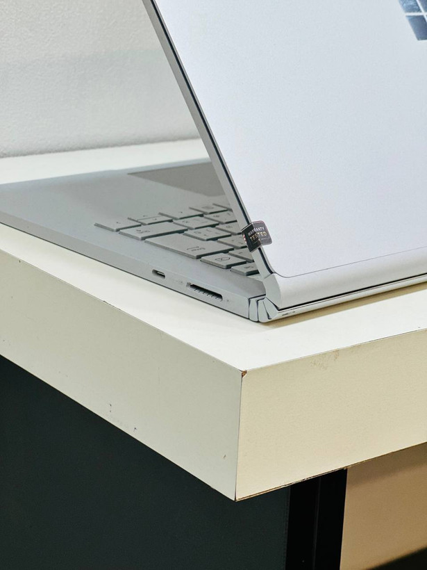 طراحی جانبی و لولای خاص Microsoft Surface Book 2