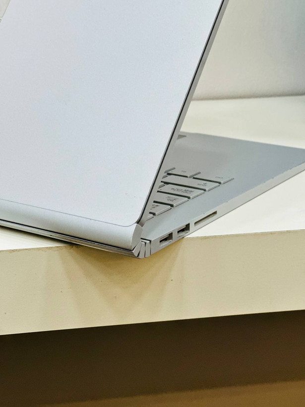 طراحی جانبی و لولای خاص Microsoft Surface Book 2
